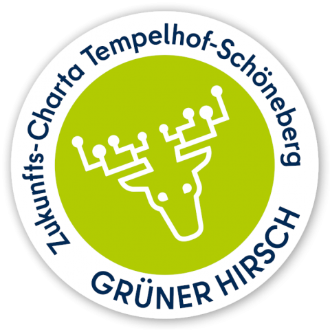 Logo der Zukunfts-Charta Grüner Hirsch. Das Logo ist ein stilisierter hellgrüner Hirschkopf, als Text steht daneben "Grüner Hirsch Zukunfts-Charta Tempelhof-Schöneberg".