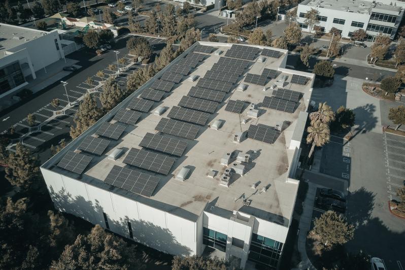 Photovoltaik Anlage auf großem Flachdach eines Industriegebäudes