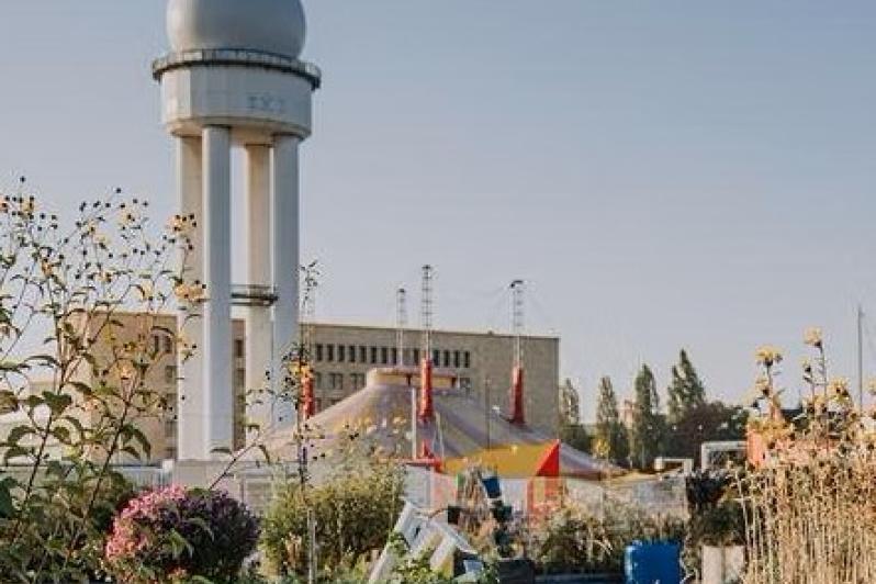 Radarturm Tempelhofer Feld mit Urban Gardening